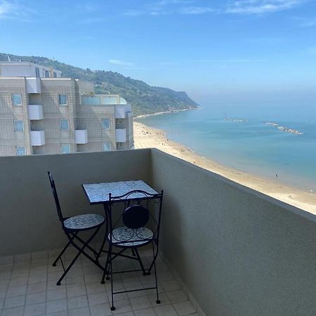 Tramonto In Baia Apartment Песаро Екстериор снимка