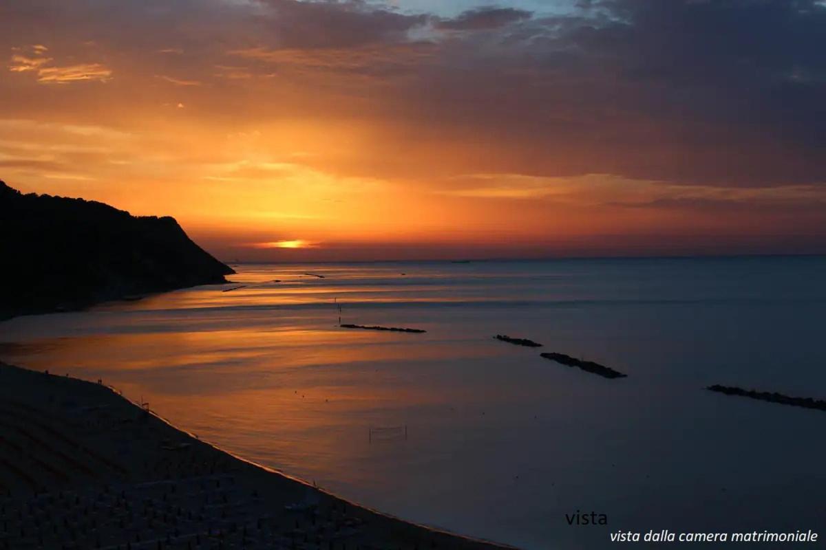 Tramonto In Baia Apartment Песаро Екстериор снимка