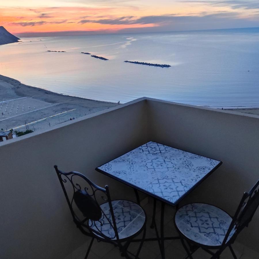 Tramonto In Baia Apartment Песаро Екстериор снимка