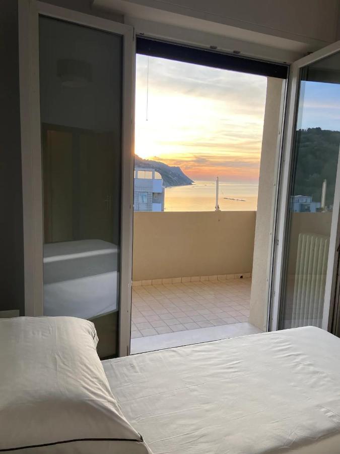 Tramonto In Baia Apartment Песаро Екстериор снимка