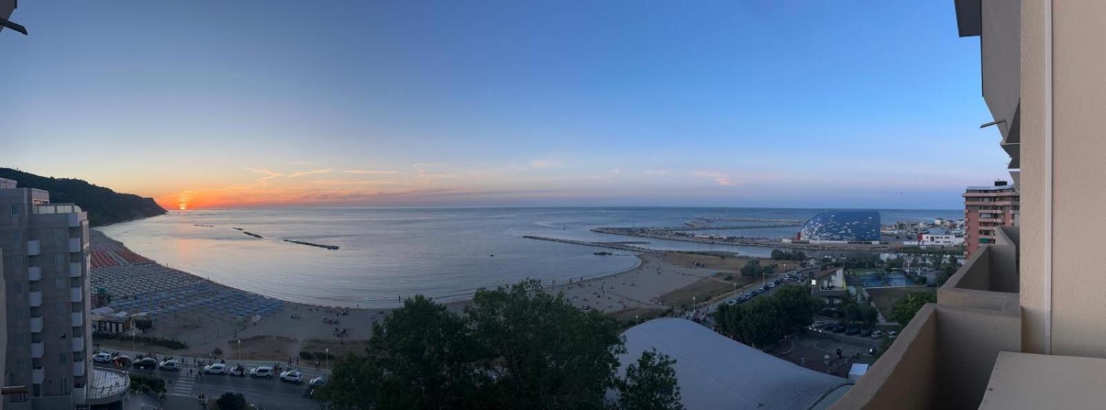 Tramonto In Baia Apartment Песаро Екстериор снимка
